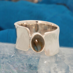 Een glanzende 11 mm brede ring met labradoriet Brede zilveren ring met ovale labradoriet