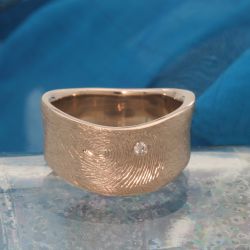 Gegolfde ring met vingerafdruk