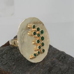 Schotelring met smaragd