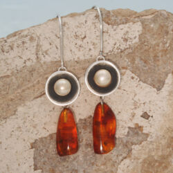 Set barnsteen oorbellen met gezwart zilver en zoetwaterparel.