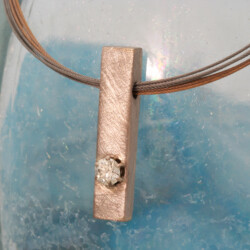 Witgouden hanger met briljant