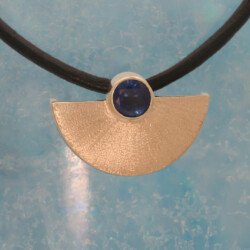 Geelgouden hanger met saffier