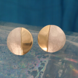 Ruwe zilveren oorbellen met een gepolijst goud stripje