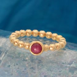 Geelgouden bolletjes ring met robijn