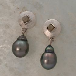 Zilveren Tahiti parel oorhangers met ruwe diamanten