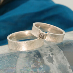 Zilveren relatieringen met ruwe diamant