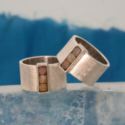 Zilveren relatieringen met 3 ruwe diamanten