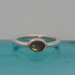 Zilveren ring met labradoriet. De labradoriet is 5 x 7 mm. Prijs: €180,- Zilveren ring met labradoriet