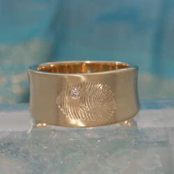 Gouden ring met vingerafdruk en briljant