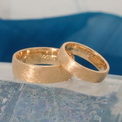 Ijsmatte geelgouden trouwringen
