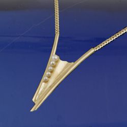 De trouwring van uw geliefde kunt u tot een nieuw sieraad laten omsmeden. U kunt hem ook samenvoegen met uw eigen trouwring, eventueel gecombineerd met een edelsteen of parel. <br><a href="http://sieraaddesign.nl/kontakt/aanvraag/"><font size="+1" face="" color="#2cabb4">Een exclusief sieraad aanvragen</font></a>