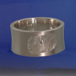 Geen mens ter wereld heeft dezelfde vingerafdruk. Dit maakt het sieraad uniek. De vingerafdruk wordt speciaal verwerkt in een speciaal voor u ontworpen gouden of zilveren sieraad. <br><a href="http://sieraaddesign.nl/kontakt/aanvraag/"><font size="+1" face="" color="#2cabb4">Een exclusief sieraad aanvragen</font></a>