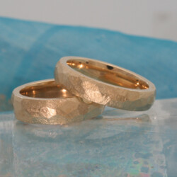 Geelgouden ruw afgewerkte trouwringen