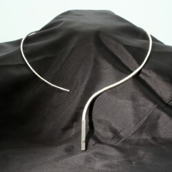 Zilveren spang met ruwe diamant