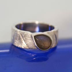 Zilveren ring met een druppelvormige labradoriet