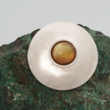 Zilveren barnsteen broche