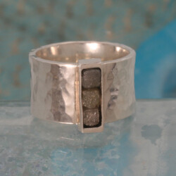 Zilveren hamerslagring met 3 ruwe diamanten