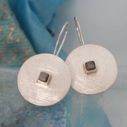 Zilveren oorhangers met ruwe diamanten