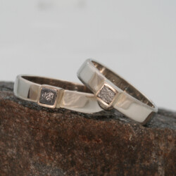 Witgouden trouwringen met ruwe diamanten