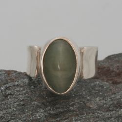 Zilveren ring met een ovale kwartskattenoog