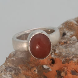 Zilveren ring met een ovale rode maansteen