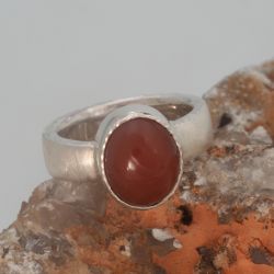Zilveren ring met een ovale rode maansteen