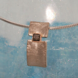 Hanger witgoud met ruwe diamant in een roodgouden zetting