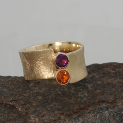 Ijsmatte geelgouden ring met ametyst en citrien