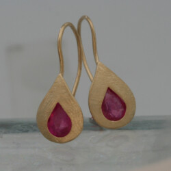 Gouden robijn oorhangers