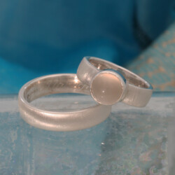 Zilveren trouwringen met in de damesring een maansteen