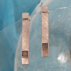 Witgouden oorbellen met ruwe diamanten in roodgouden zetkastjes