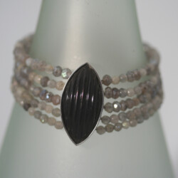 Bakeliet en labradoriet armband. Prijs: €325,- Bakeliet en labradoriet armband