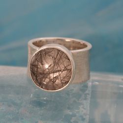 Matte zilveren ring met toermalijnquarts