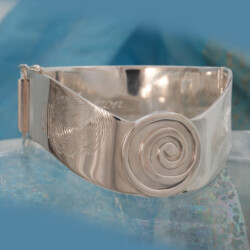 Zilveren armband met koru-symbool en vingerafdrukken