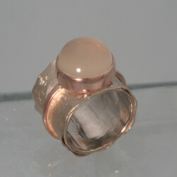 Wit- en roodgouden ring met een ronde maansteen