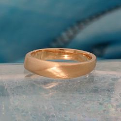 Een geelgouden pinkring met een twist