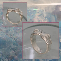 Mademoiselle. Een zilveren ring met een vrouwenlichaam in child's pose. Breedte 9 mm. Prijs: €210,- Mademoiselle 3