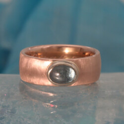 Een matte roodgouden ring met een blauwe toermalijn