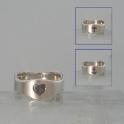 Een matte zilveren ring met geloof, hoop en liefde symbolen. Prijs in zilver: €225,- Geloof, hoop en liefde