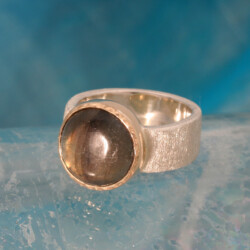 Een ring, goud en zilver met labradoriet