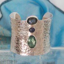 Een hamerslag gesmede zilveren klemarmband met labradoriet, saffier en toermalijn, Prijs in zilver: €500,-