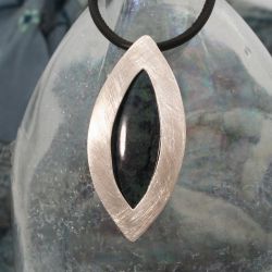 Zilveren hanger met vivianiet