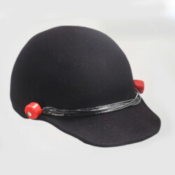 Vilten pet met hematiet en bambookoraal