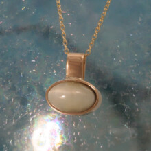 Een gouden hanger met kwartskattenoog