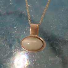 Een gouden hanger met kwartskattenoog