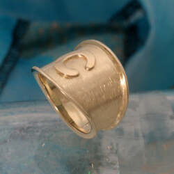 Een geelgouden ring met een letter C