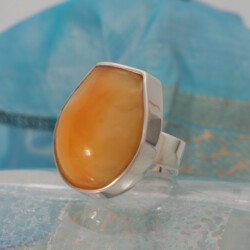 Zilveren ring met barnsteen. De barnsteen is 30 x 25 mm. Prijs: €290- Grote barnsteenring