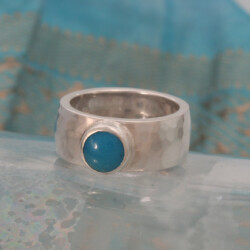 Zilveren hamerslagring met turkoois. Breedte 8 mm. Prijs: €255,- Turkoois hamerslagring