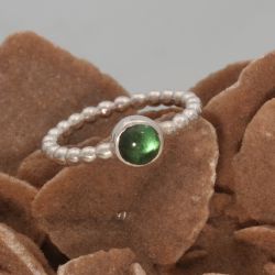 Zilveren parelring met groene toermalijn