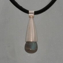 Matte zilveren druppelvormige labradoriethanger